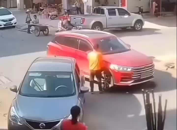   تصادف عمدی راننده با عابر در حال عبور از خیابان