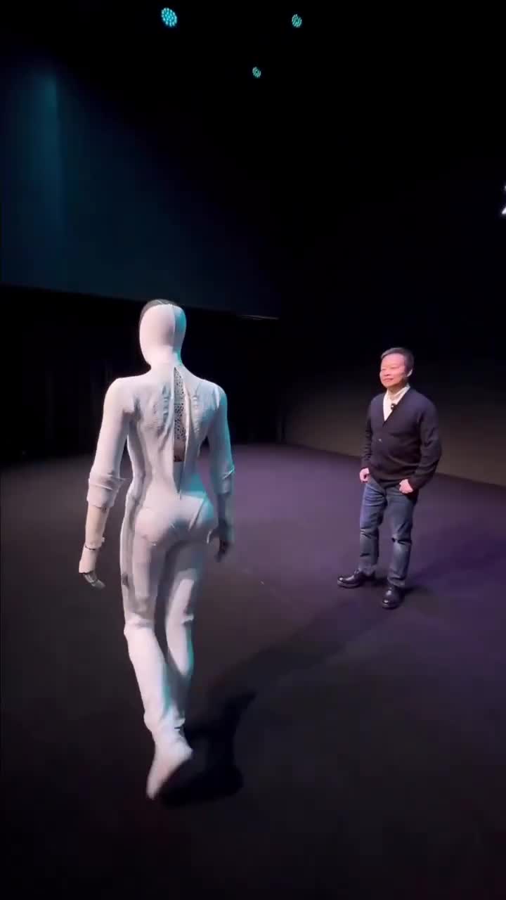   رباتی با شباهتی خیره‌کننده به انسان!