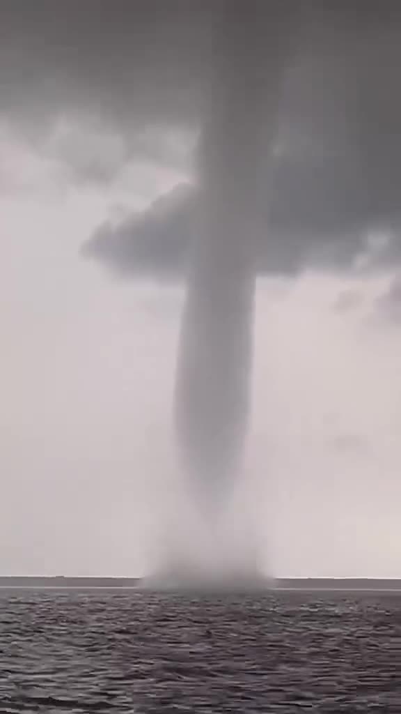   گردباد آبی در سواحل ویتنام