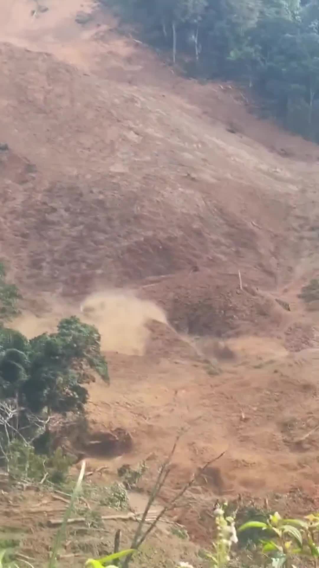   سرازیر شدن خاک و سنگ بر اثر رانش زمین در ویتنام