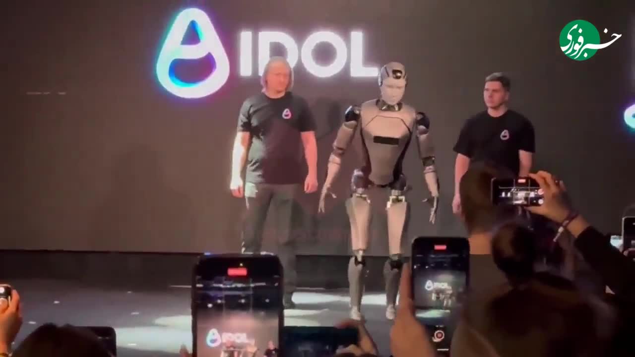 نخستین ربات انسان‌نمای روسیه زمین خورد و مشهور شد