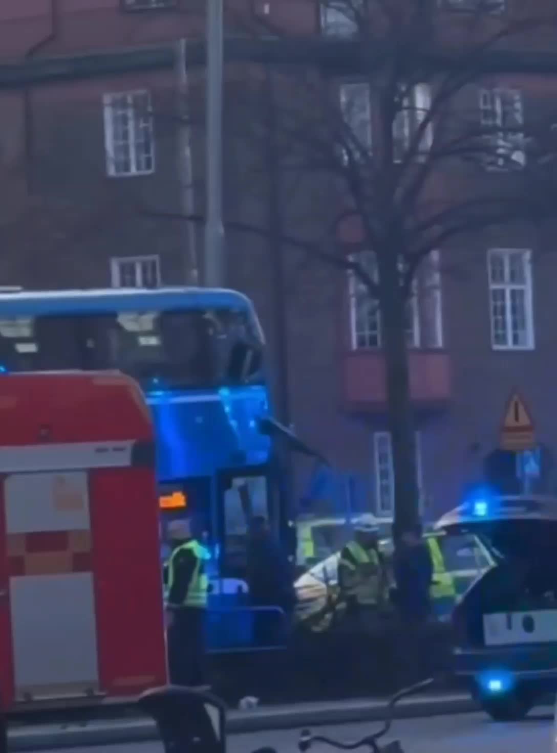   ۳ کشته و چند زخمی پس از برخورد اتوبوس با ایستگاه اتوبوس در استکهلم