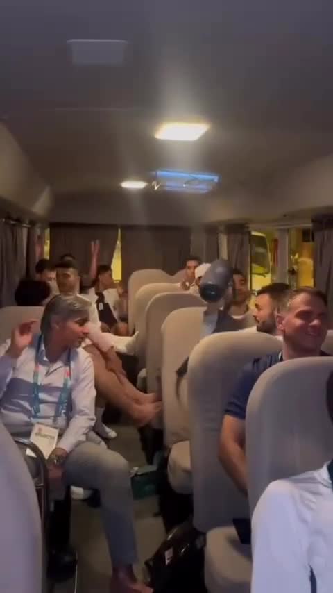   نوحه‌خوانی در اتوبوس تیم ملی فوتسال بعد از قهرمانی!