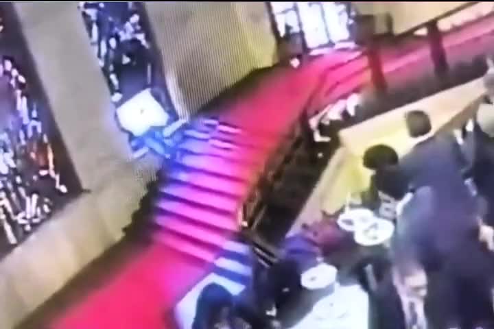   لحظه سقوط یک مقام ایتالیایی از پله؛ پنجره تاریخی شکست!