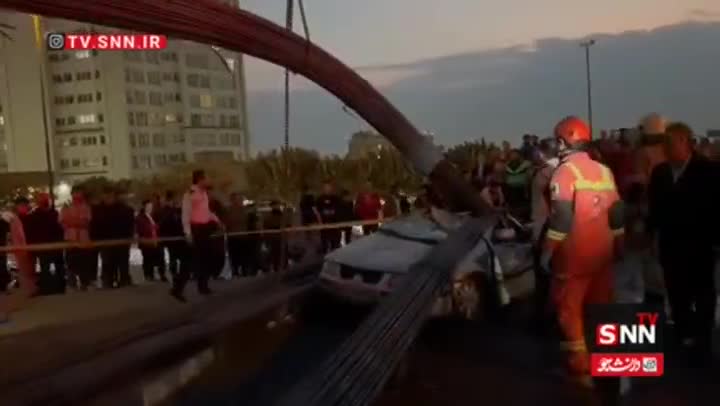   واژگونی کامیون حامل میلگرد در کوهسار و سقوط بار روی خودروی سواری