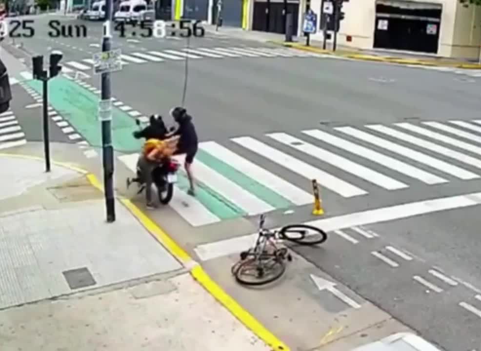   لحظه خنثی‌سازی سرقت تلفن همراه وسط خیابان توسط گردشگر روس