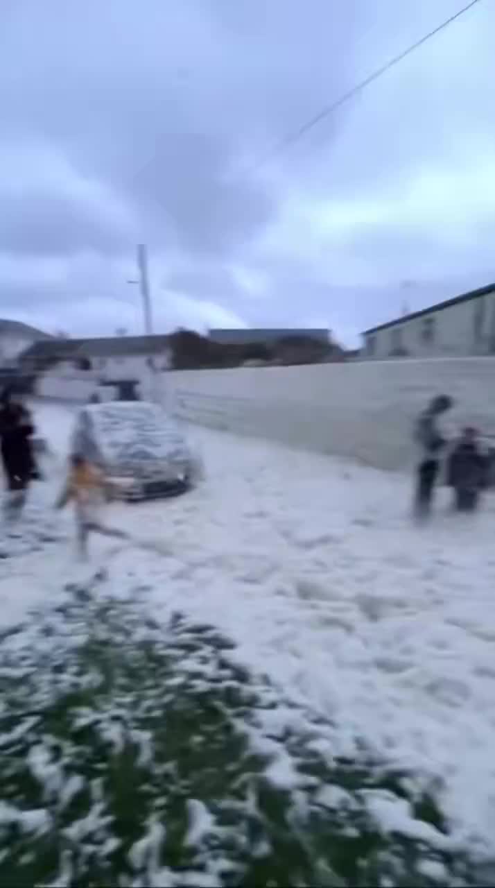   پدیده‌ای عجیب در سواحل ایرلند؛ موج عظیم کف دریا