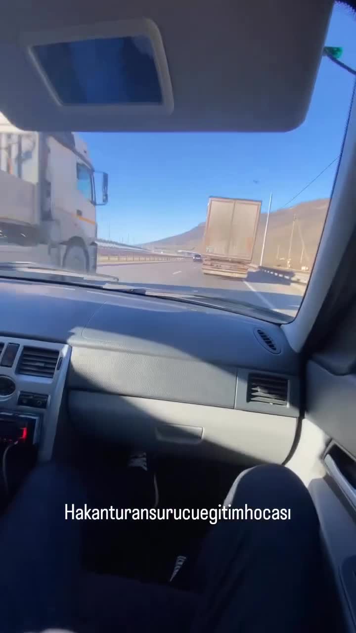   لحظه تصادف ترسناک خودروی سواری با تریلی حین لایی‌کشی غیرمجاز در اتوبان