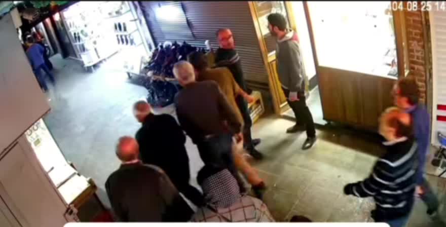   تصاویر دوربین مداربسته از سارق طلا که در بازار تبریز توسط مردم دستگیر شد!