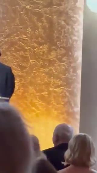   لحظه اهدای اسکار افتخاری به تام کروز توسط الخاندرو گونزالس اینیاریتو