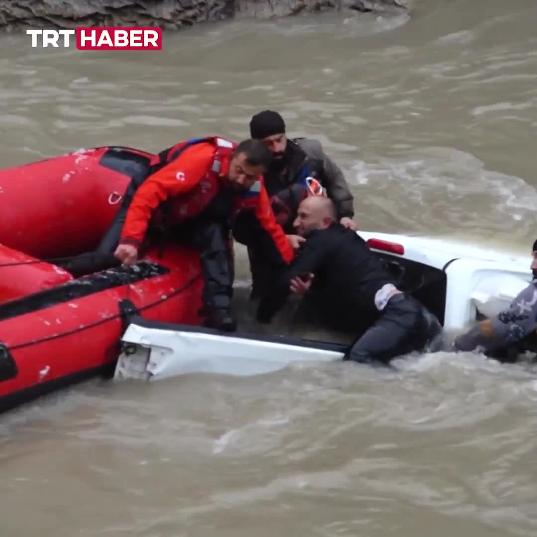   سقوط یک خودرو از ارتفاع ۱۵۰ متری به داخل رودخانه!