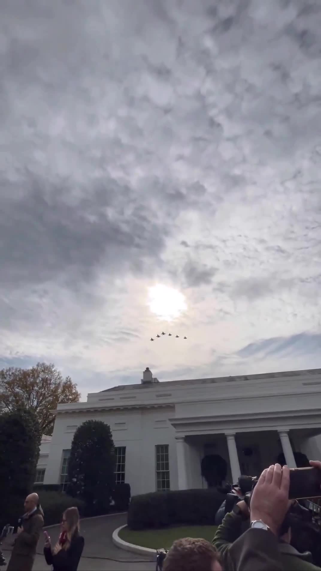   پرواز جنگنده‌های F۳۵ و F۲۲ بر فراز کاخ سفید در استقبال از بن سلمان