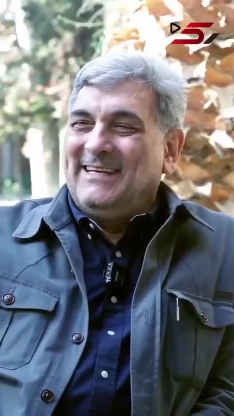   غافلگیری جالب وسط مصاحبه حناچی؛ مهمان ناخوانده روی پای مجری خوابید!