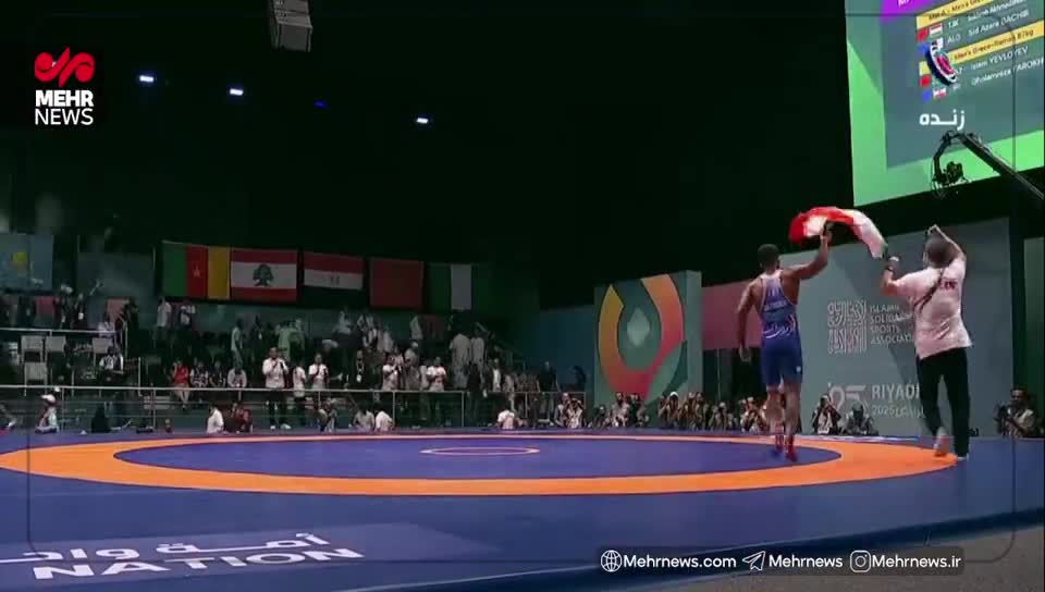   دور افتخار غلامرضا فرخی پس از کسب مدال طلای بازیهای کشورهای اسلامی