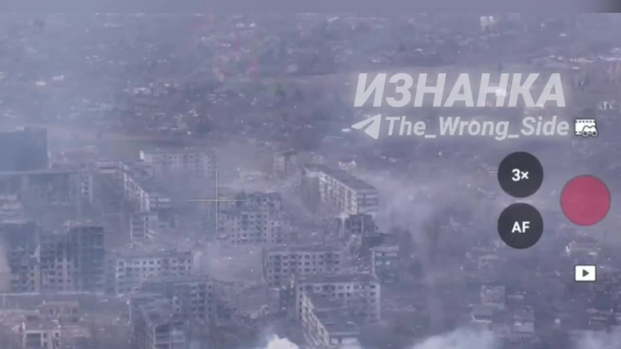   لحظه اصابت بمب ۳ تنی FAB-3000 روسی به شهر میرنوگراد در شرق پوکروفسک اوکراین