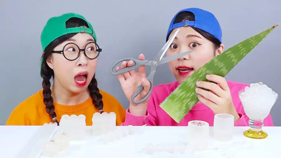 چالش غذایی طولانی - چالش خوراکی - چالش غذا خوردن آبنبات - کلیپ خنده دار 123go