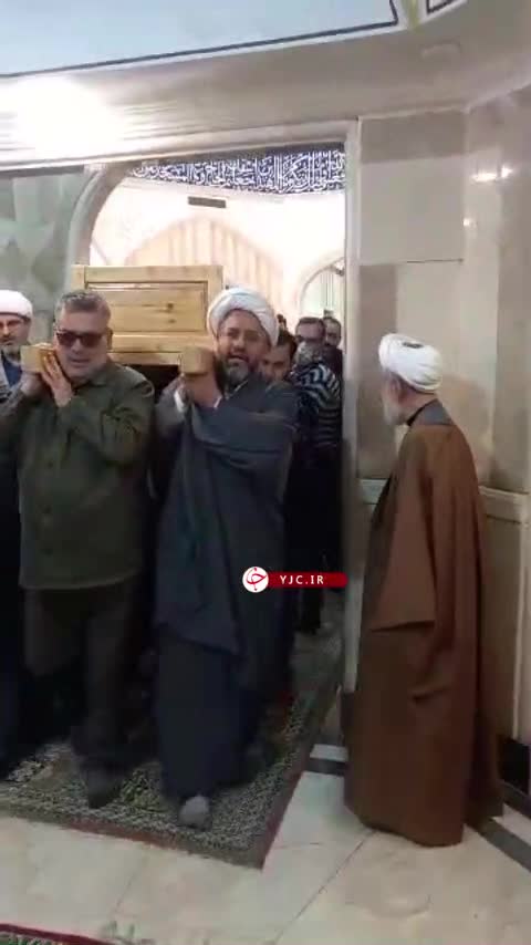   تصاویر تازه از حال و هوای کاظم صدیقی در مراسم تشییع فرزندش