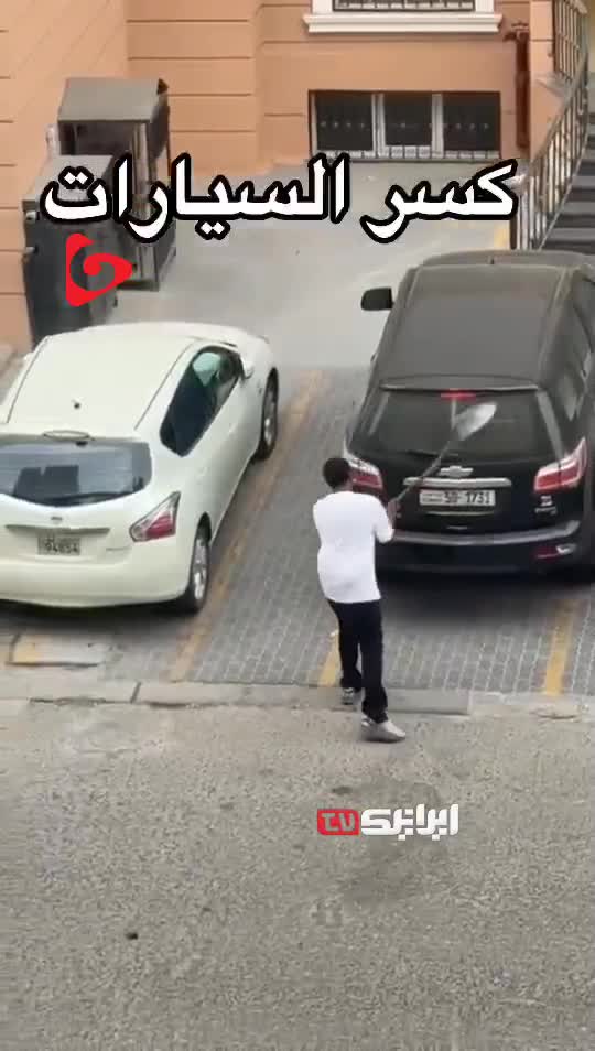   مردی با بیل، شیشه ۷ خودروی پارک‌شده را شکست