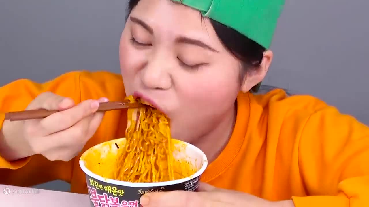چالش غذا خوری اسمر/ چالش غذایی/ چالش خوراکی / چالش غذای نودل خوری/ چالش خوردن