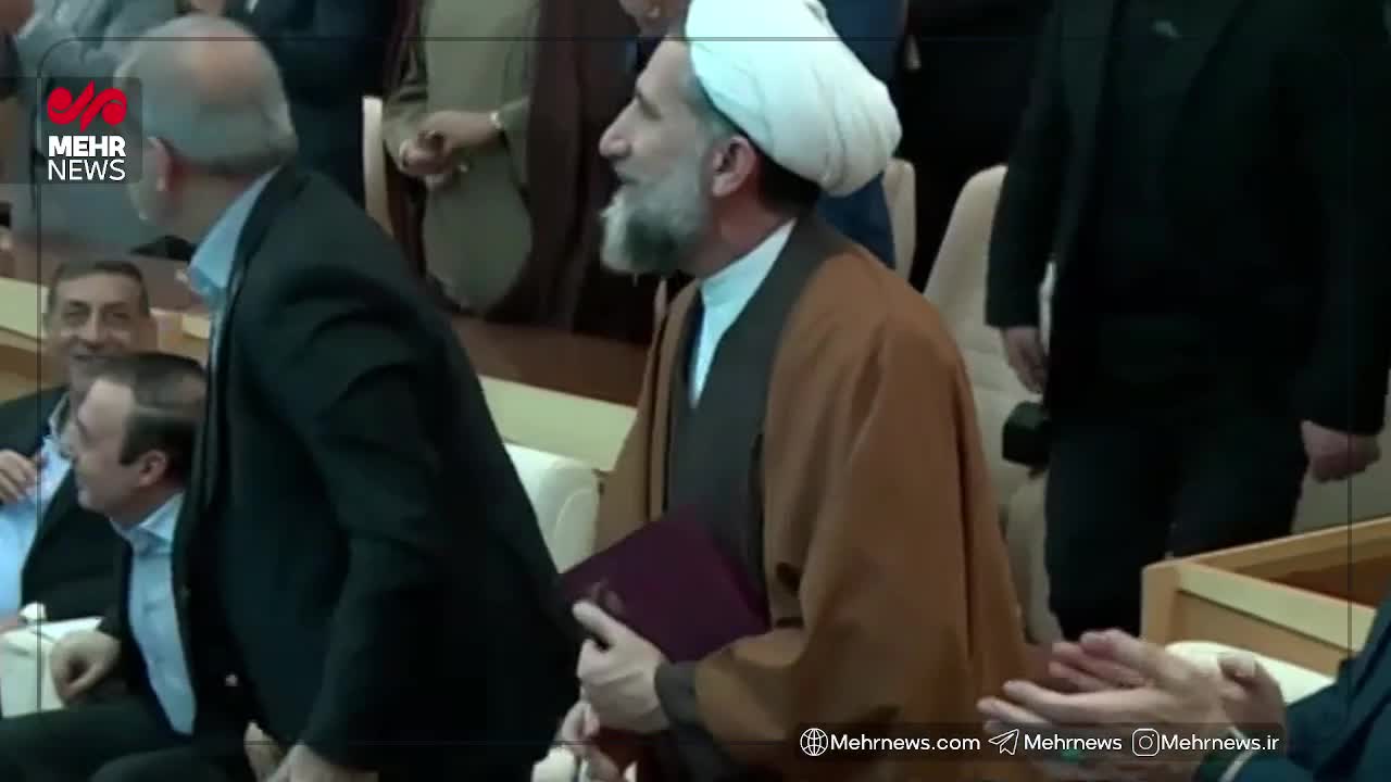   تشویق ایستاده رئیس‌جمهور در نشست با فرهیختگان و فعالان فرهنگی قزوین