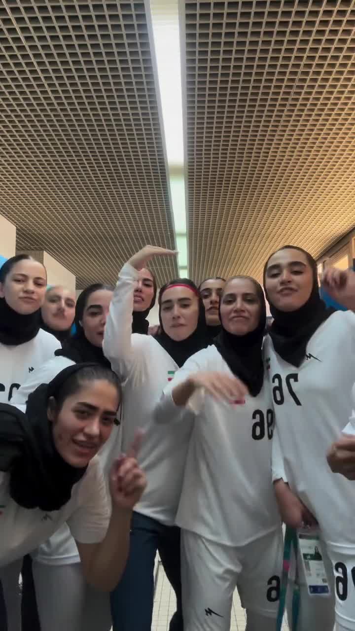    هم‌خوانی ترانه حماسی توسط شیر زنان ایرانی در رختکن