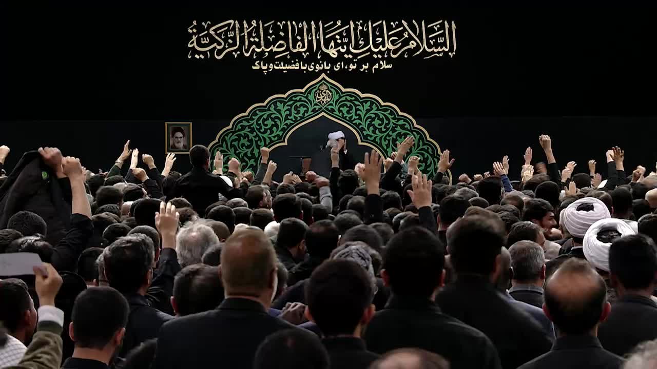    لحظه ورود رهبر انقلاب به حسینیه امام خمینی(ره) در شب اول مراسم شهادت حضر زهرا(س)