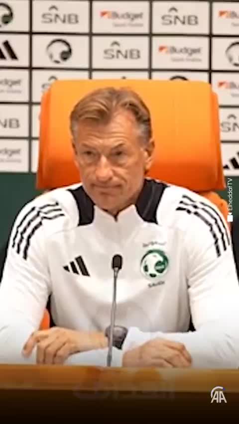   اقدام جالب سرمربی فرانسوی با شنیدن صدای اذان در نشست خبری