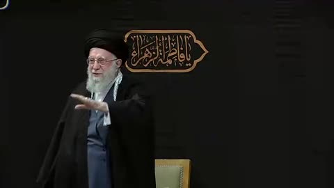    لحظه ورود رهبر معظم انقلاب به دومین شب مراسم عزاداری ایام شهادت حضرت زهرا سلام‌الله‌علیها در حسینیه امام خمینی(ره)