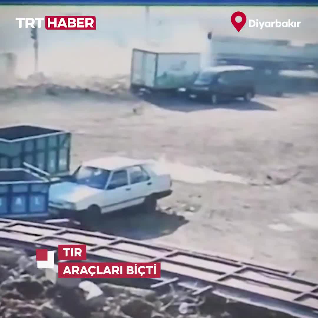   لحظه دلخراش متلاشی کردن یک خودروی سواری توسط تریلی مقابل دوربین‌های مدار بسته با ۴ کشته