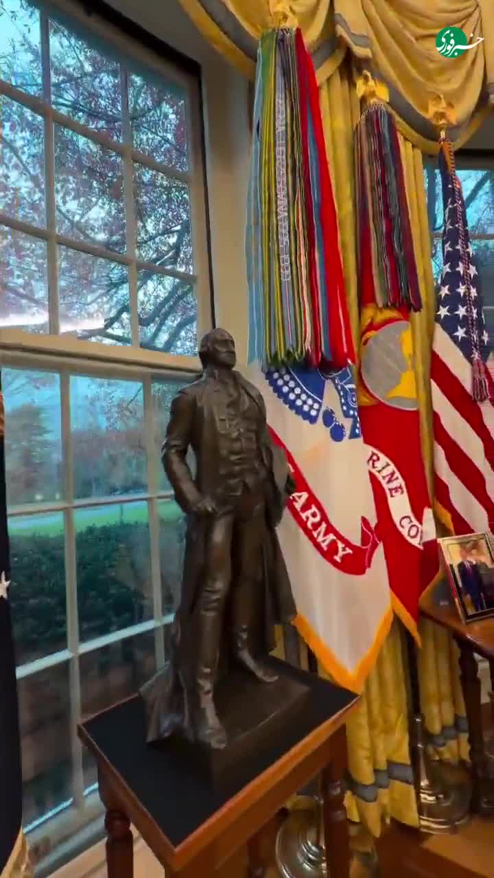   رونمایی ترامپ از دکور جدید دفتر بیضی شکل ریاست جمهوری آمریکا