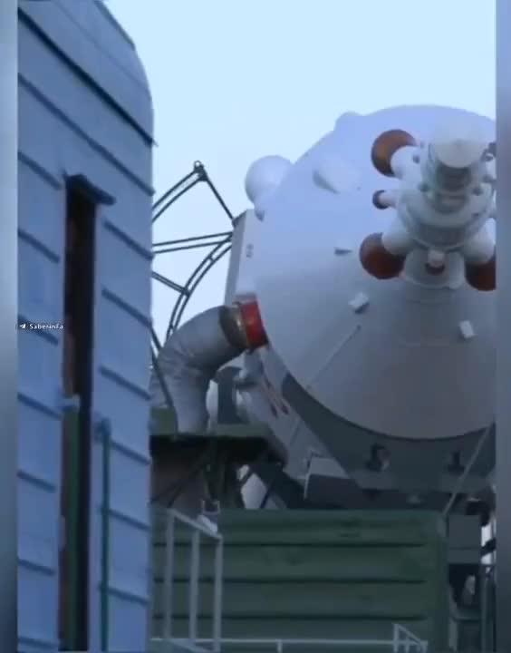   تصاویری از مراحل نصب موشک روسی سایوز ام اس-۲۸ روی سکوی پرتاب