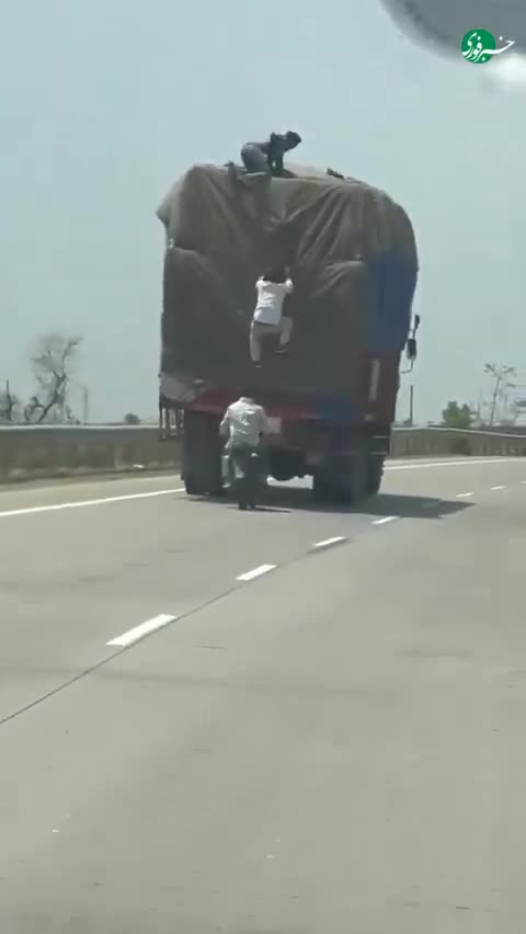   ویدئویی از سرقت عجیب از یک کامیون در حال حرکت!