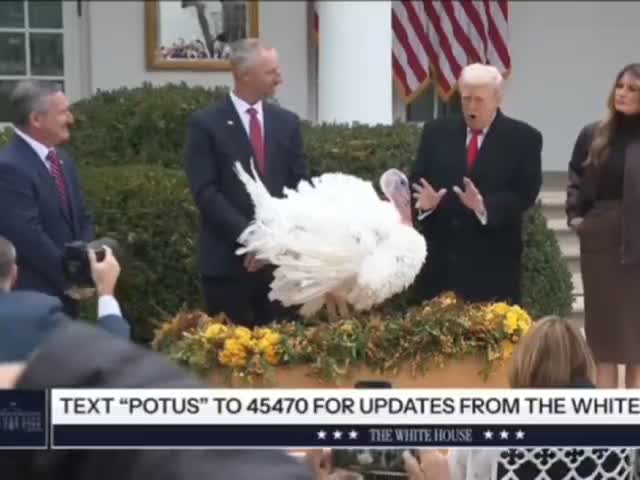   اقدام باورنکردنی ترامپ مقابل خبرنگاران وسط سخنرانی؛ تقلید صدای ...