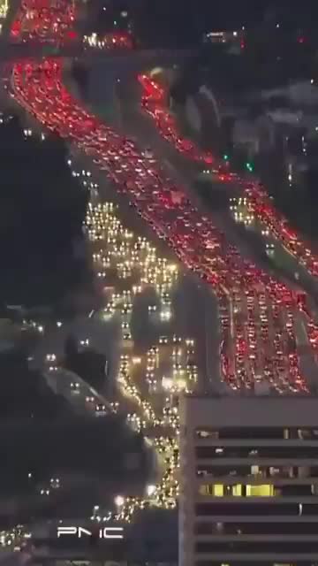   ازدحام بزرگراه ۴۰۵ لس‌آنجلس در آغاز سفرهای روز شکرگزاری