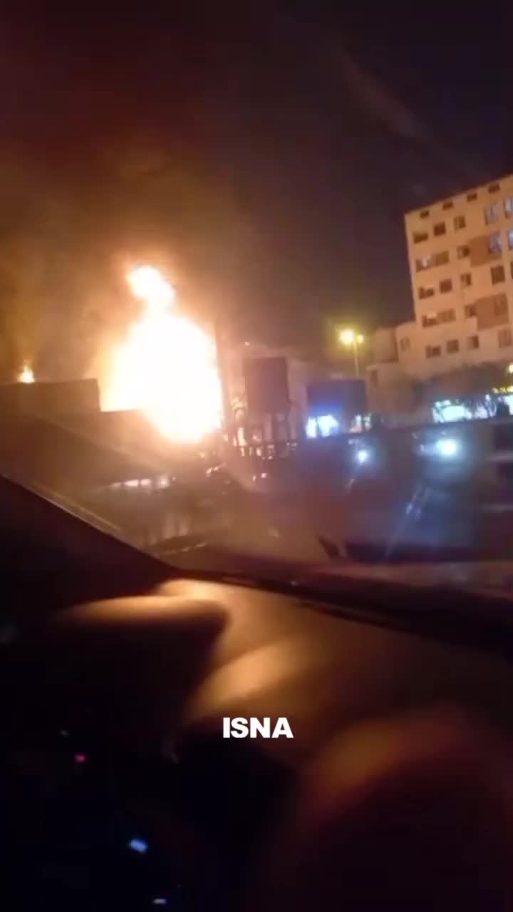   تصاویر تازه از آتش‌سوزی در بزرگراه یادگار امام؛ خسارت به ۴ خودرو و ۳ منزل مسکونی