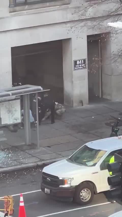   لحظه دستگیری فرد مهاجم در نزدیکی کاخ سفید بعد از تیراندازی خونین!