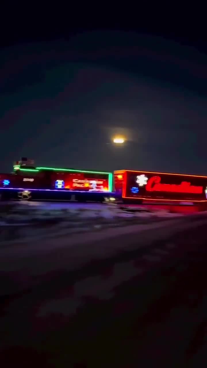    قطار کریسمسی یک راننده خوش ذوق کانادایی؛ سفر روشنایی در دل زمستان شمال