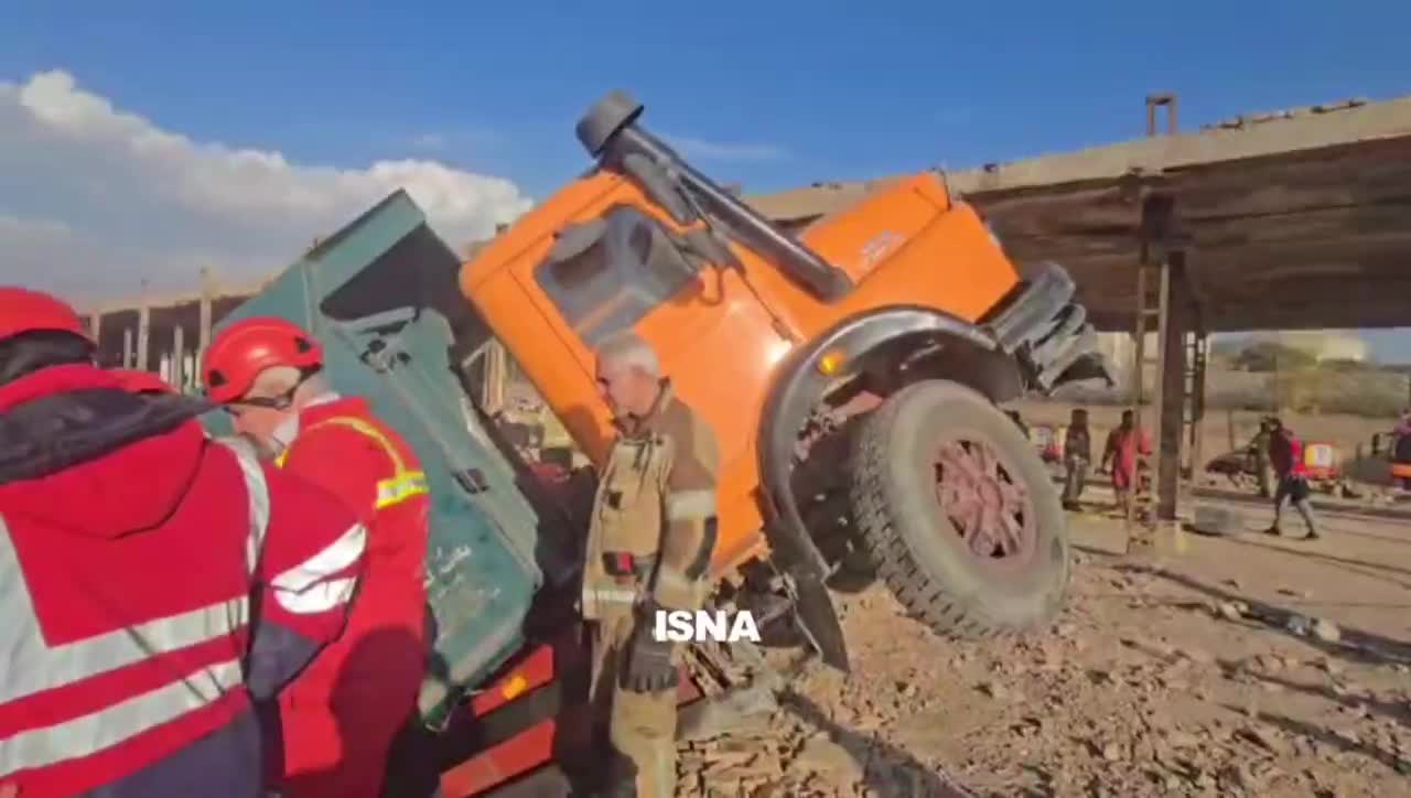   سقوط مرگبار کامیون در گودال پنهان جاده مخصوص؛ جان باختن ۲ کارگر