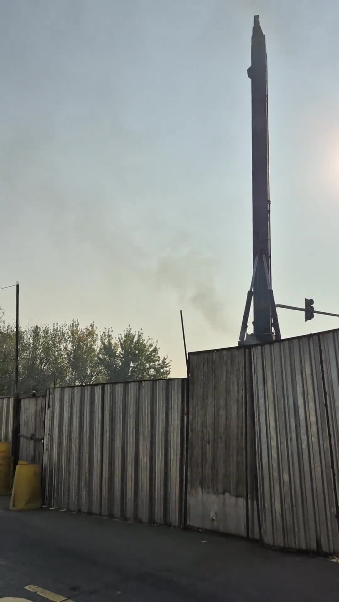   فعالیت دودزای شهرداری در میدان سپاه تهران با وجود آلودگی شدید پایتخت