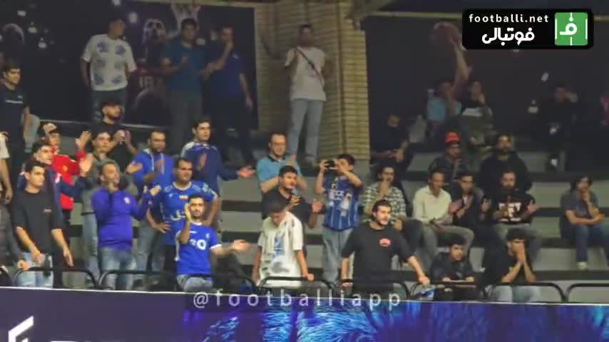   تشویق صابر کاظمی توسط هواداران استقلال در حاشیه مسابقه تیم‌های بسکتبال استقلال و پایش پارت شاهرود