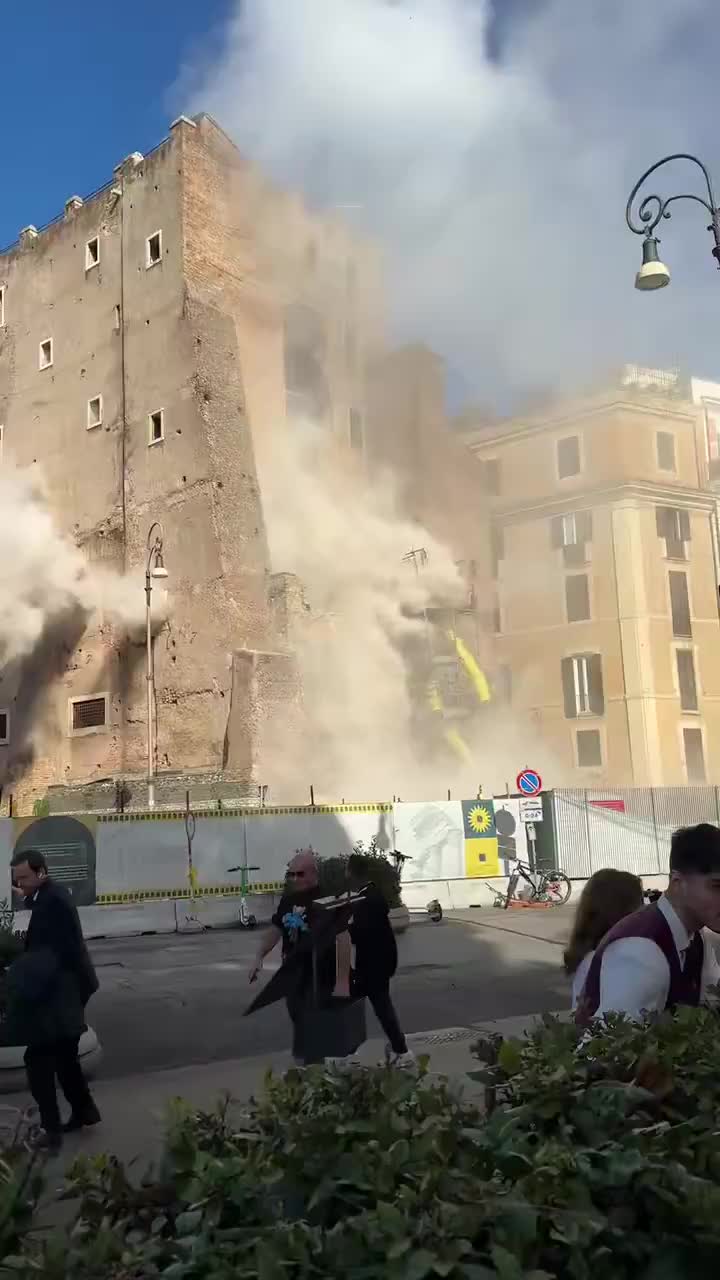   فرو ریختن بخشی از برج قرون وسطایی در مرکز رم ایتالیا