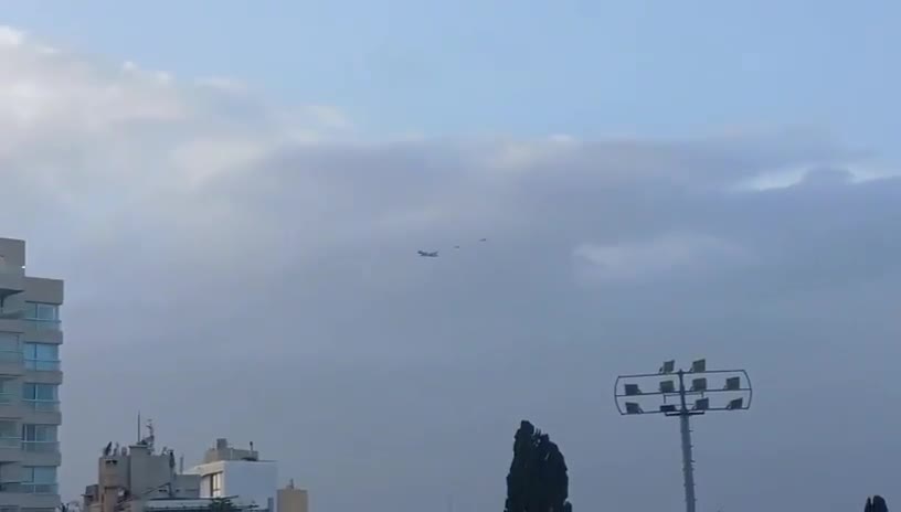   اسکورت هواپیمای پاپ توسط دو جنگنده نیروی هوایی لبنان