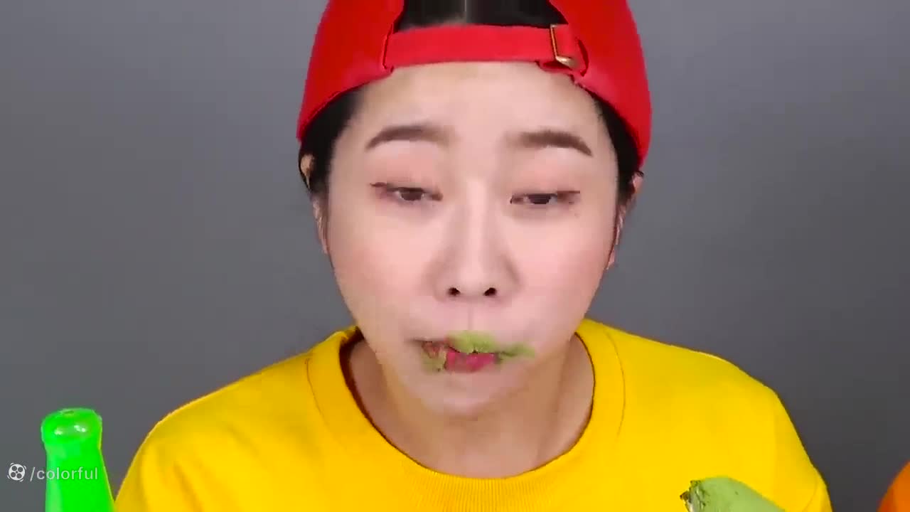 چالش غذایی دونا مولتی دو: آیا می‌توانید این خوراکی‌های رنگی را تمام کنید؟