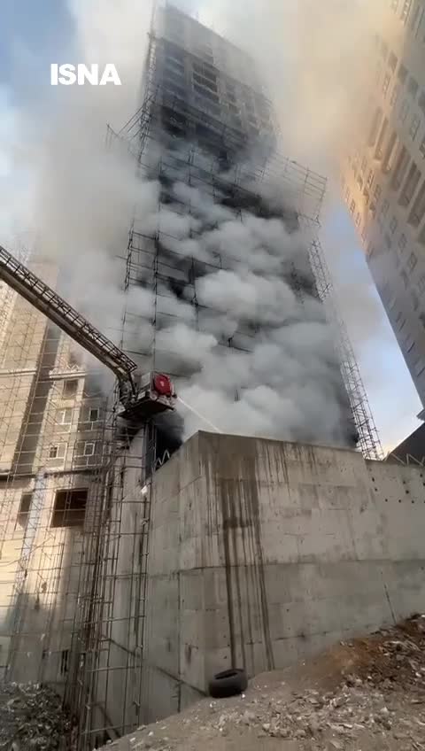   نجات بیش از ۳۰ نفر از آتش‌سوزی برج ۲۰ طبقه در حال ساخت در غرب تهران
