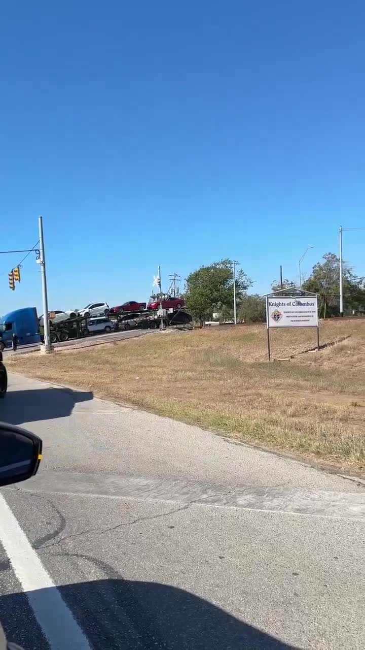   لحظه متلاشی شدن تریلی خودروبر با ماشین‌های صفر کیلومتر زیر چرخ‌های قطار مقابل چشم مردم!