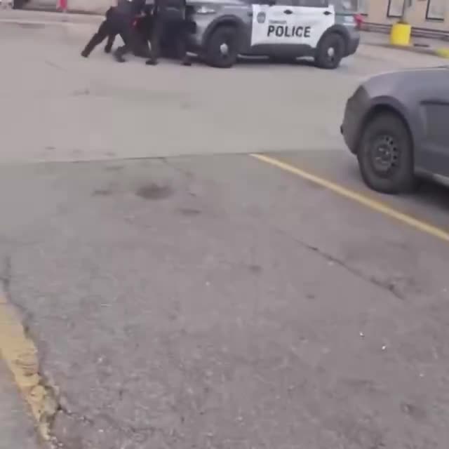    رد شدن خودروی پلیس از روی همکار و مظنون!