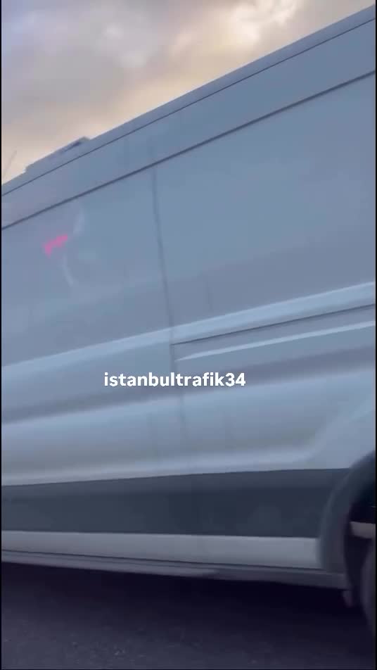   له شدن خودروی سواری بعد از تصادف از پشت با تریلی؛ راننده با معجزه زنده ماند!