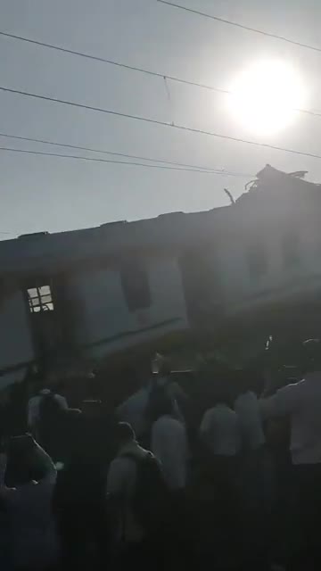   برخورد شدید یک قطار مسافربری با یک قطار باری در هند