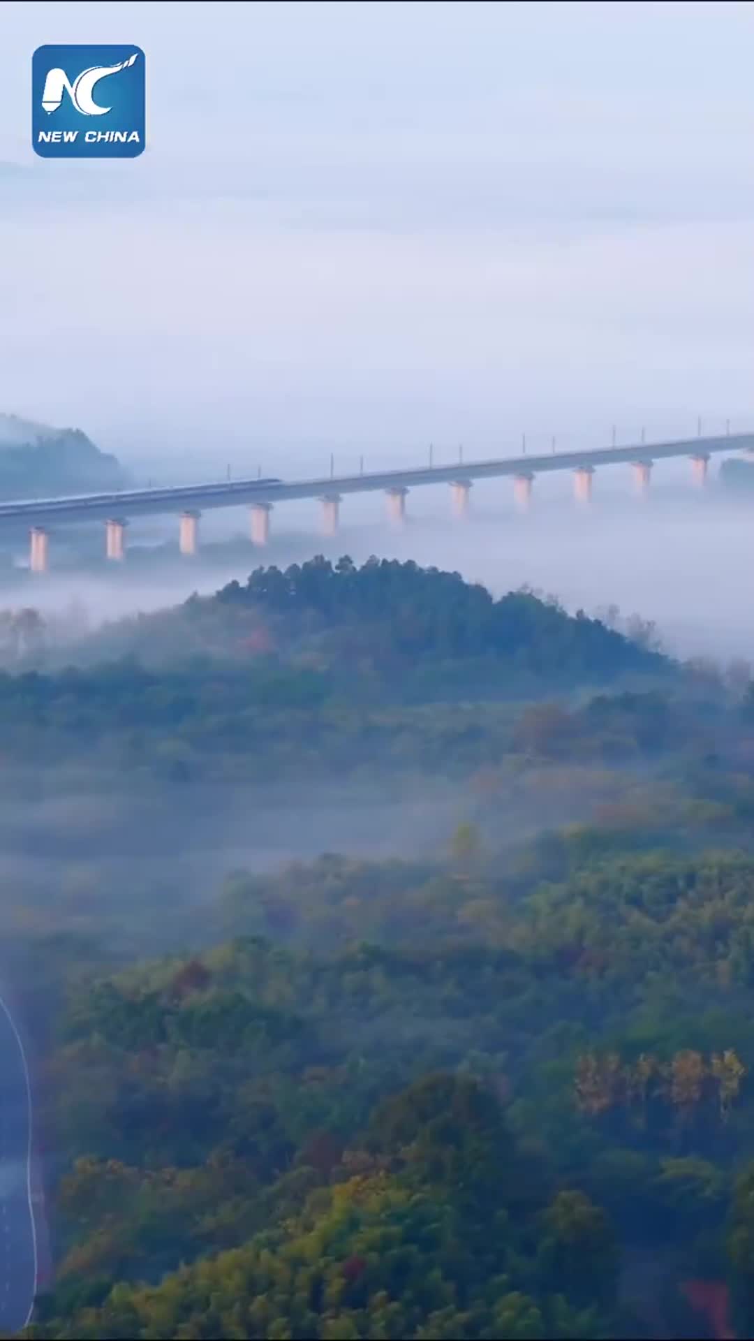   عبور قطار سریع‌السیر چینی از کوهستان مه‌آلود در شهر «آن‌هوی»