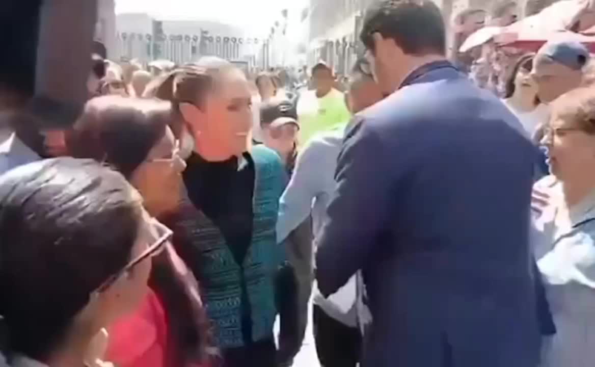   تلاش عجیب برای بوسیدن رئیس جمهور مکزیک در خیابان توسط مرد ناشناس / ماموران امنیتی وارد شدند!